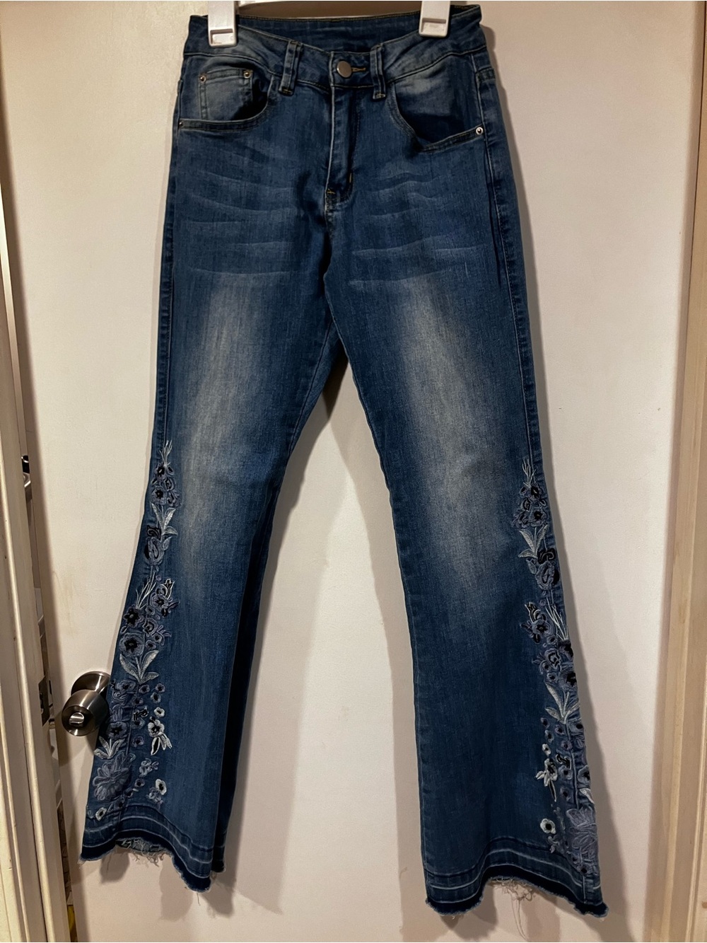 Upscale Boutique Floral Embroidered Flare Jeans Size 2 Boho Bell Bottom - Picture 2 of 8